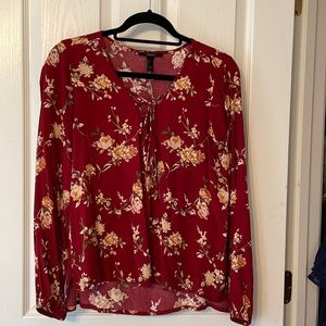 Women’s super cute size L blouse but runs a little smaller fits like a Medium